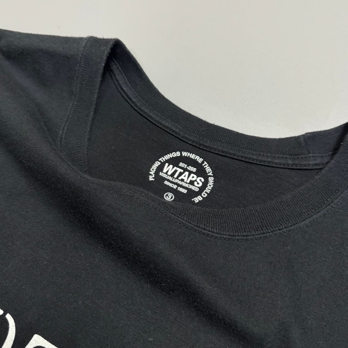 더블탭스 16ss 블랙컬러 비주얼업아머드 양면 프린팅 코튼 크루넥 반팔 상품이미지3