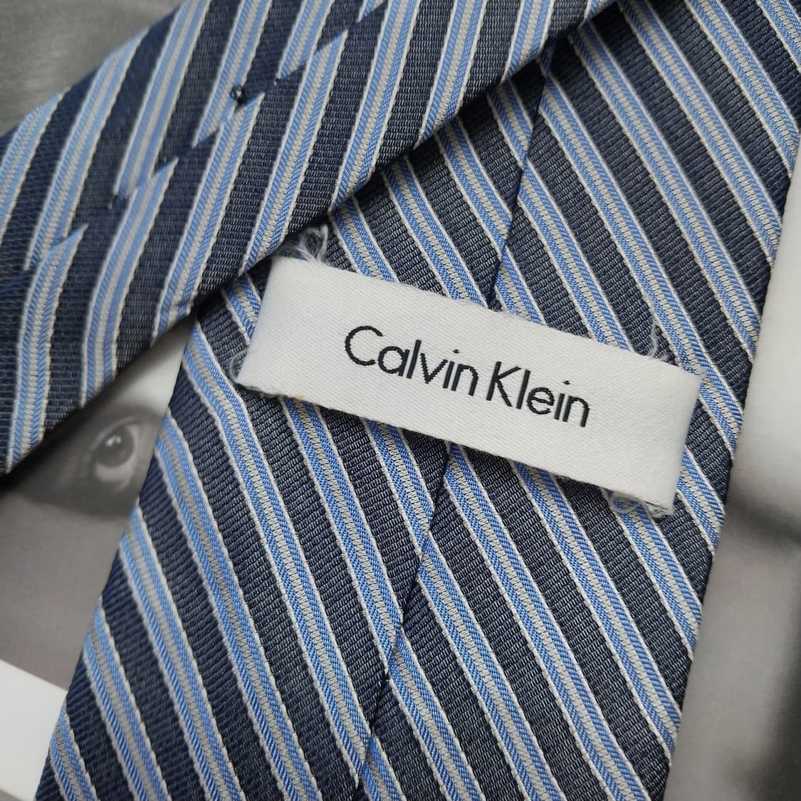 켈빈클라인 네이비 스트라이프 넥타이 8cm 슬림 B등급 K881
 상품이미지4