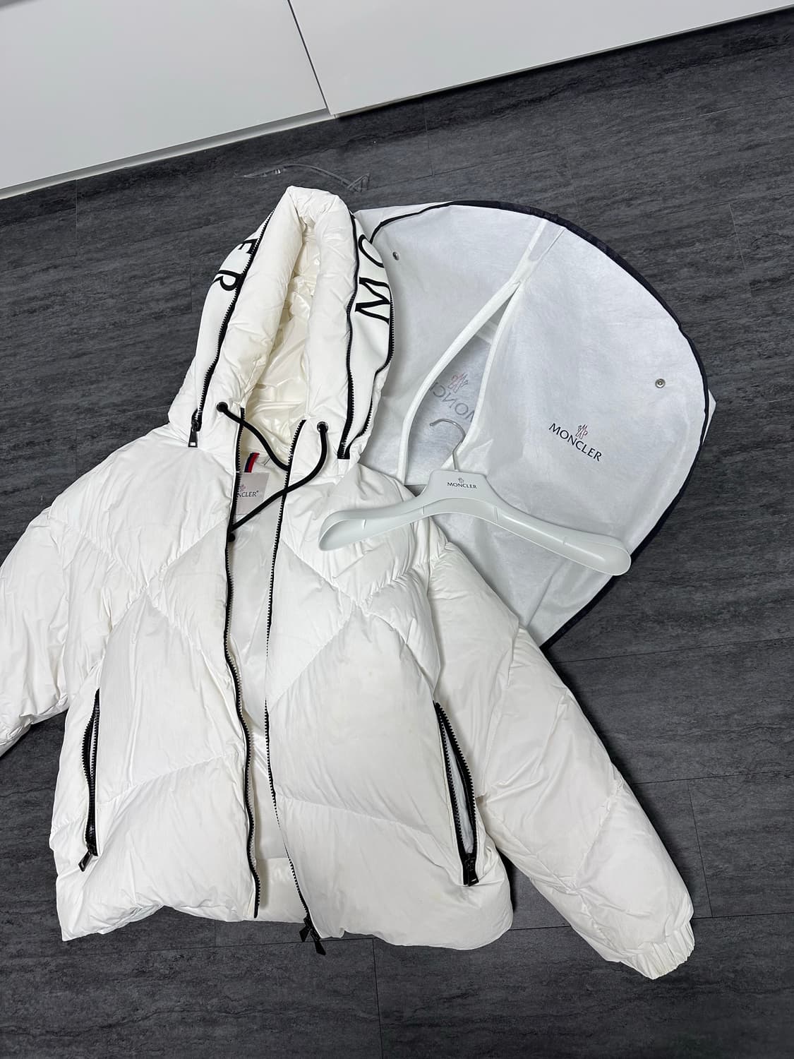 몽클레르 여성 ESTOM 화이트 다운 패딩 상품이미지10