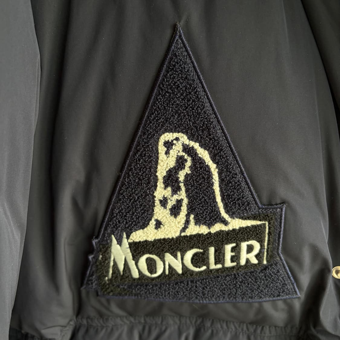 새상품[6]몽클레어 데디온 로고 패딩 네이비 상품이미지8