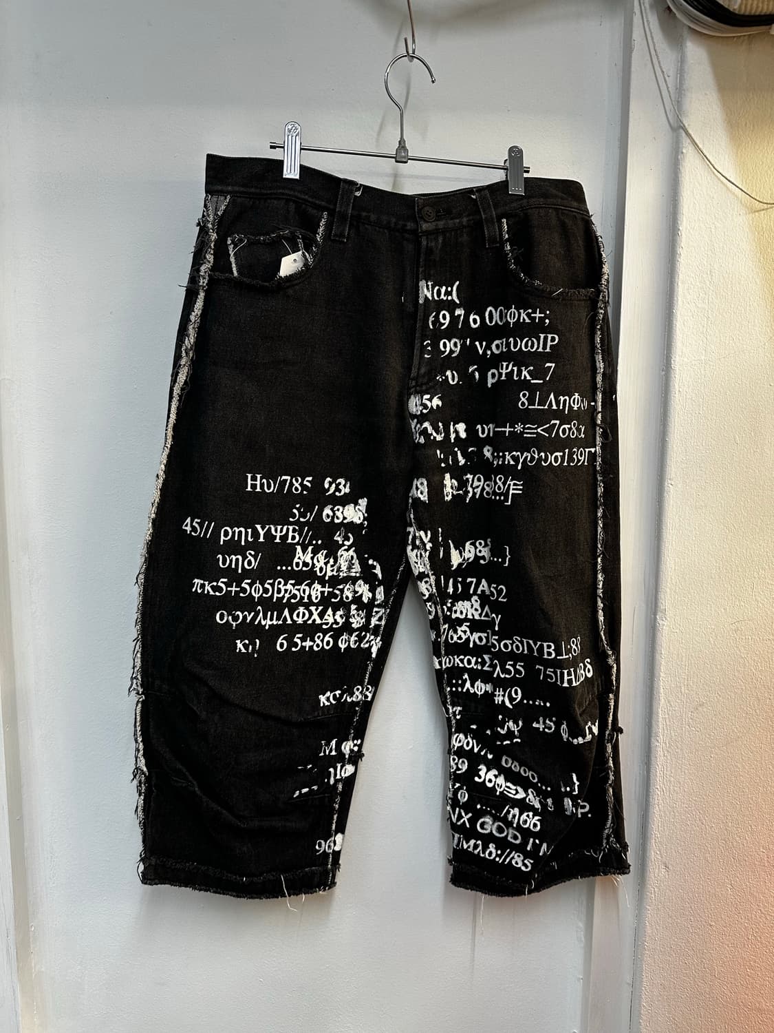 흑청 데님 절개 레터링 7부 팬츠 상품이미지1