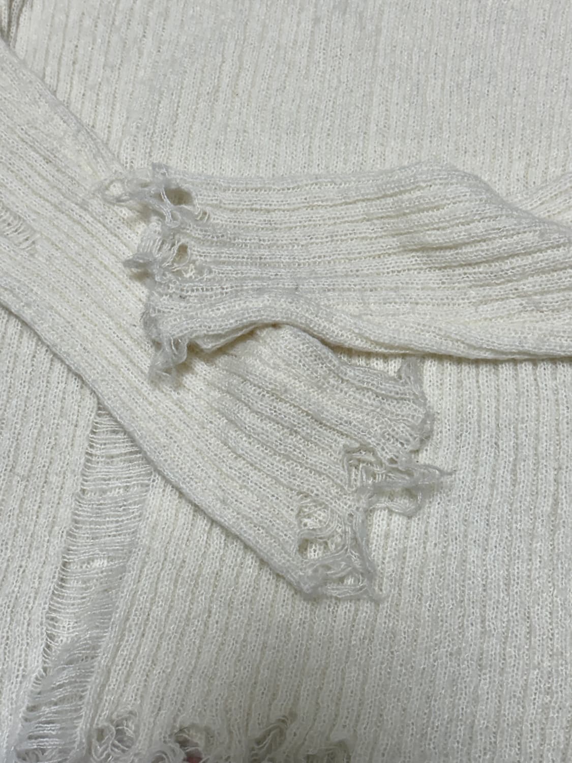 아델리오 데미지 브이넥 니트 아이보리 상품이미지5