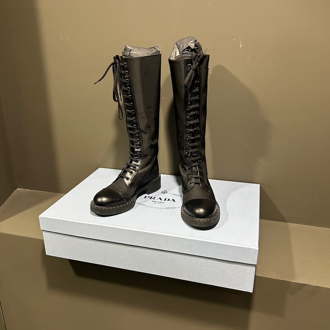 프라다 브러쉬드 레더 리나일론 레이스업 부츠 상품이미지7