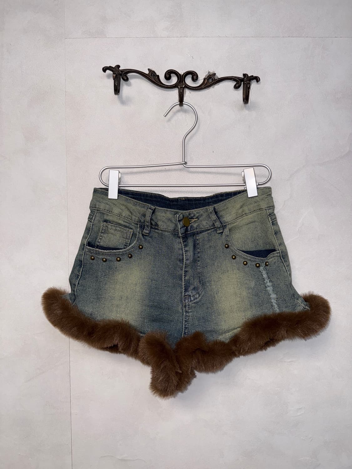 Washing denim y2k fur stud short pants 상품이미지3