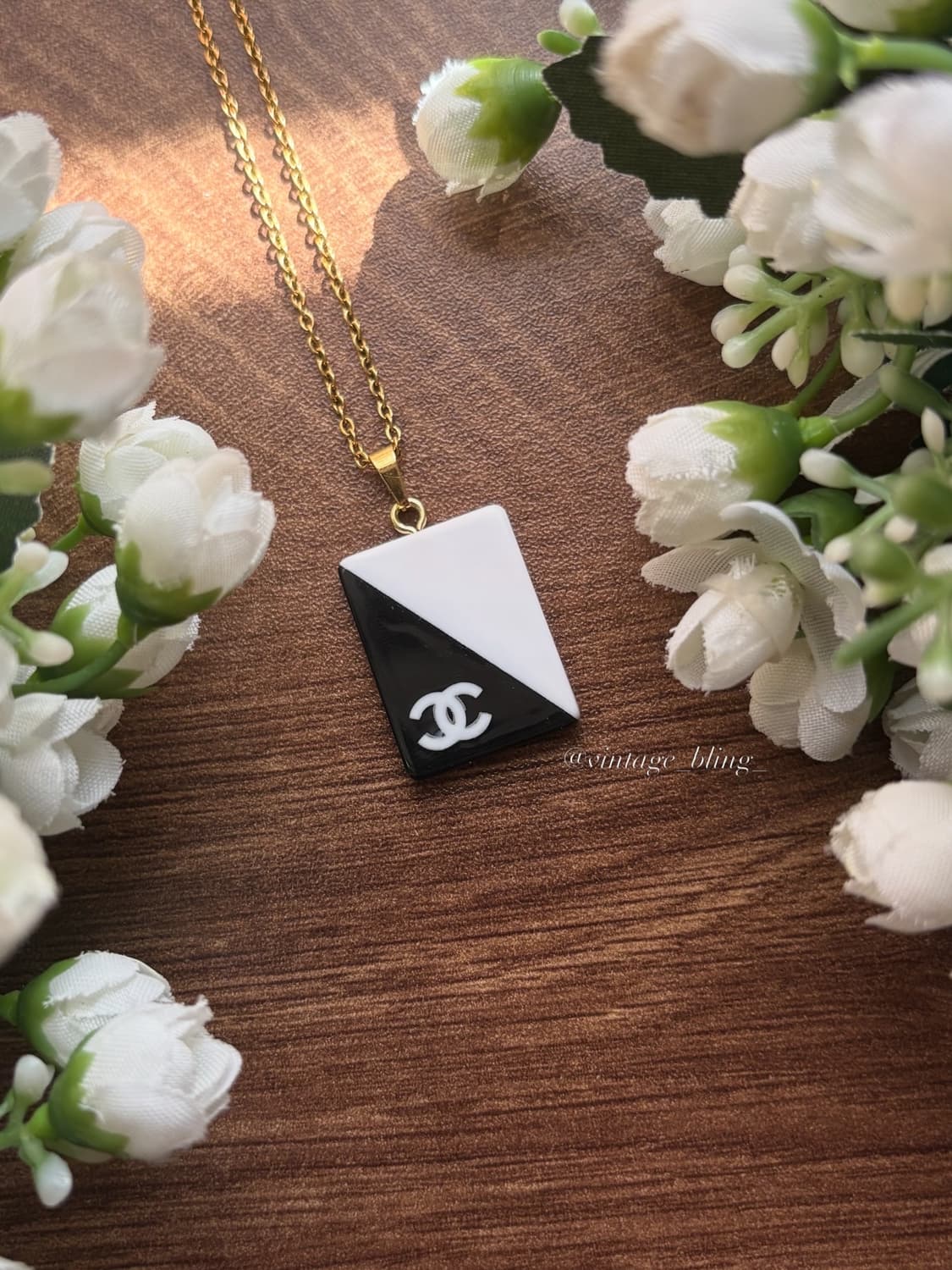 샤넬 블랙&화이트 하프 스퀘어 목걸이 상품이미지1