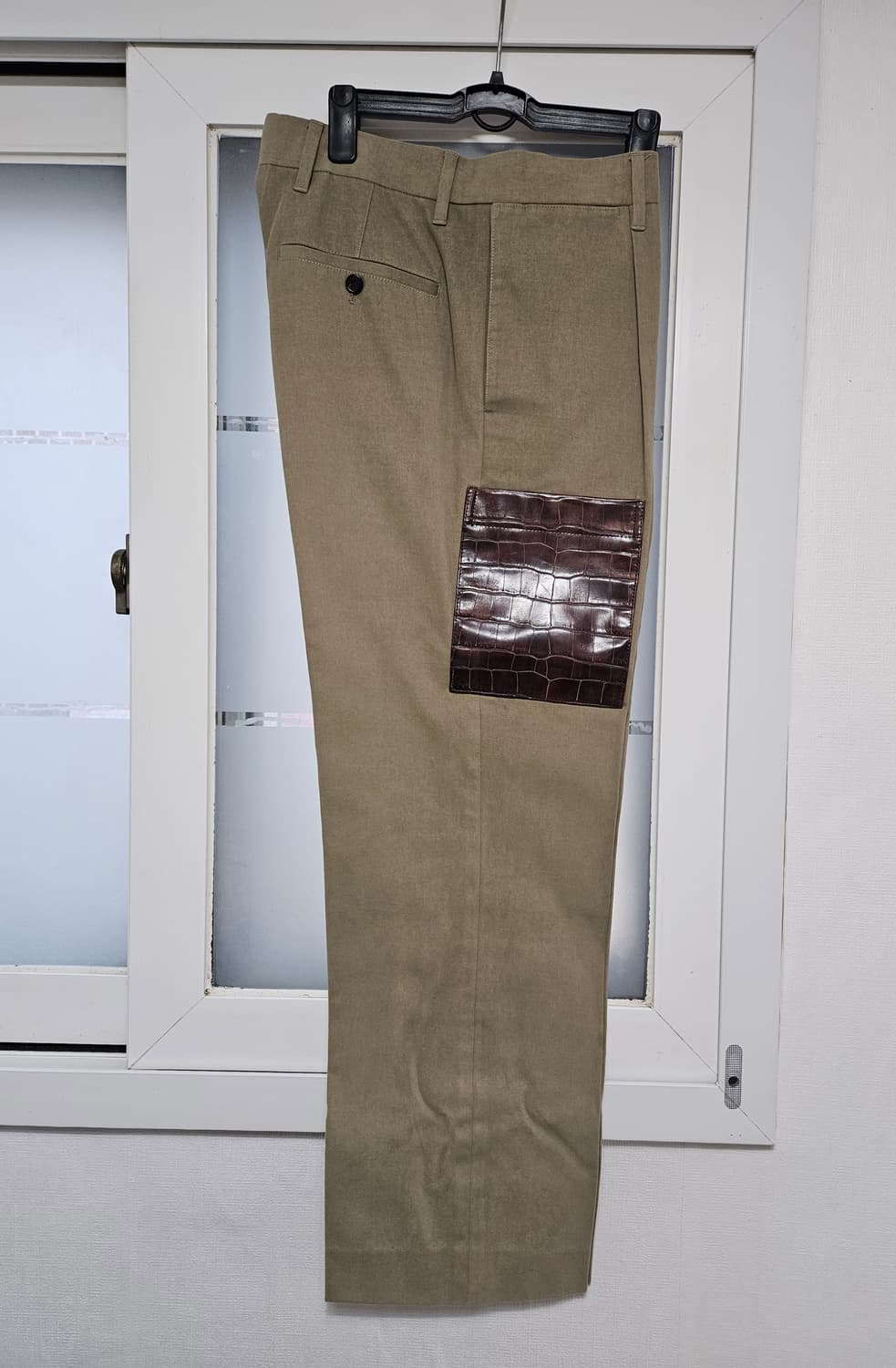 비욘드클로젯 악어가죽 패치 컬렉션 바지 상품이미지1