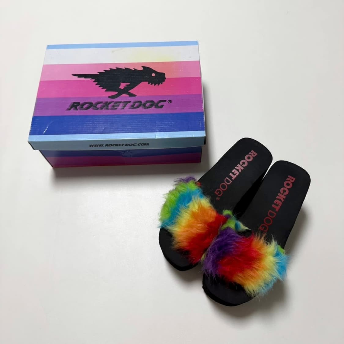 dolls kill (rocket dog) 레인보우 퍼 통굽 슬리퍼 상품이미지1
