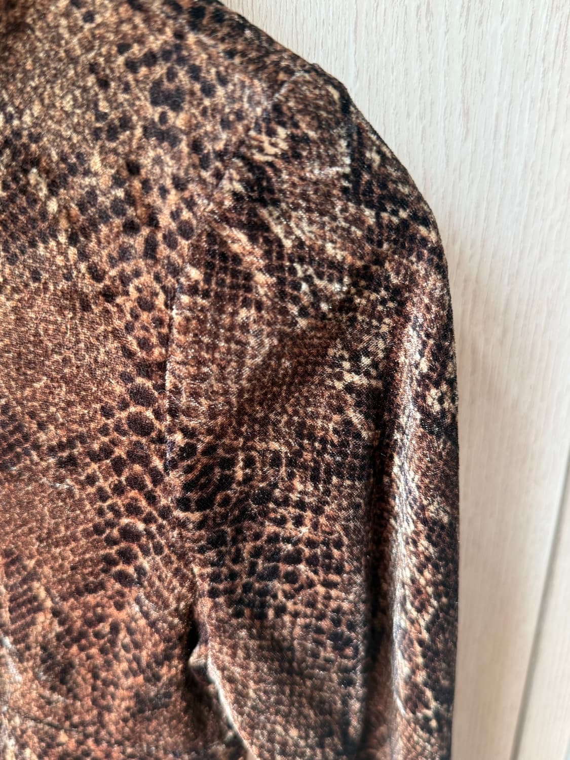 PITTI VERONA  뱀피무늬 벨벳 후드집업 상품이미지5