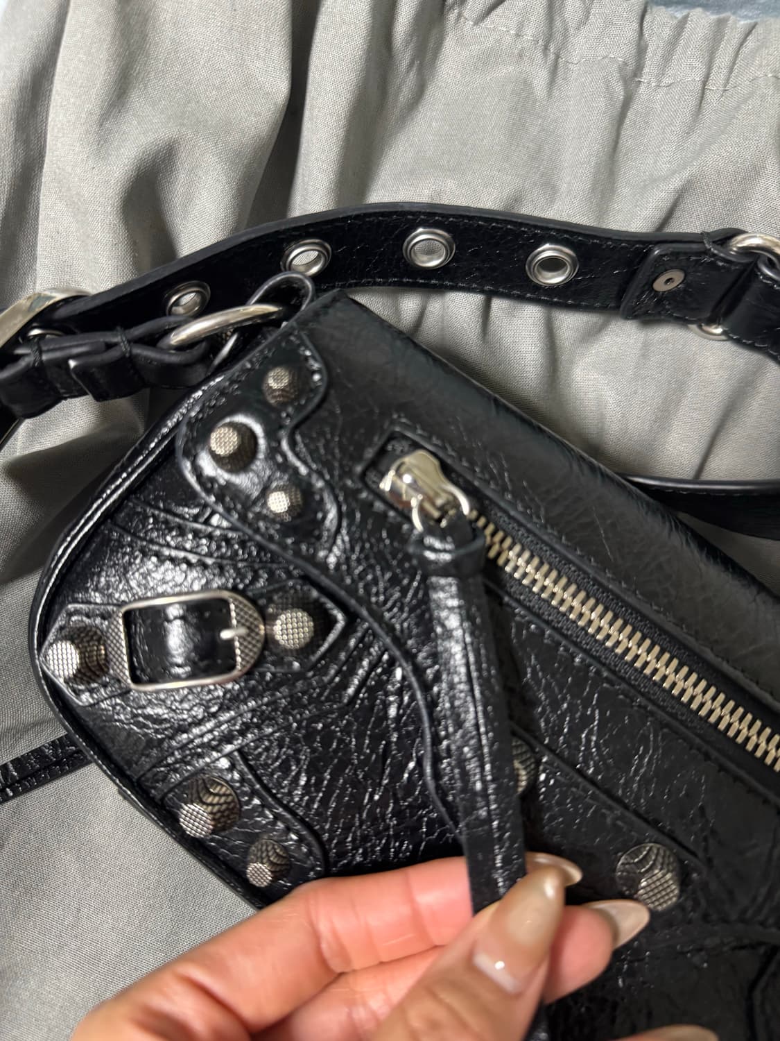 발렌시아가 르카골 슬링백xs블랙 상품이미지2