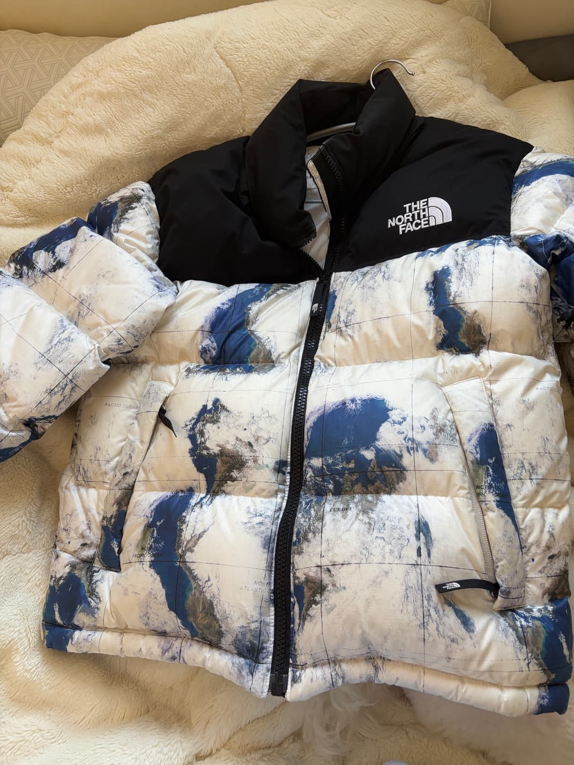 노스페이스 화이트 라벨 눕시 다운 자켓 프린트 화이트 샌드 지구본 상품이미지1