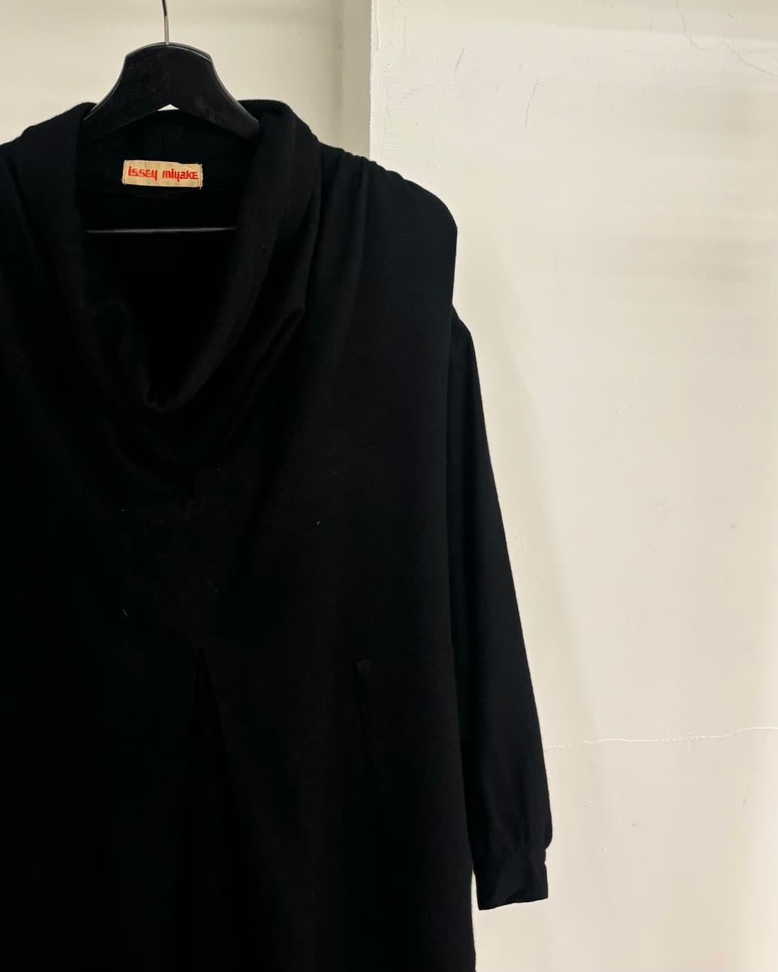 이세이 미야케 블랙 카울 넥 롱 드레스 상품이미지4