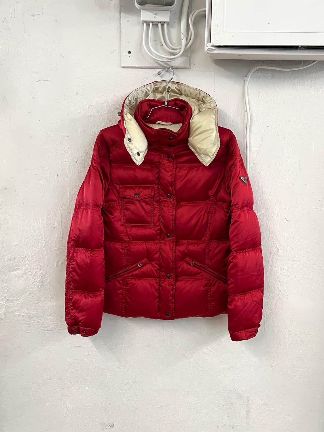 프라다 삼각 플레이트 패딩 상품이미지1