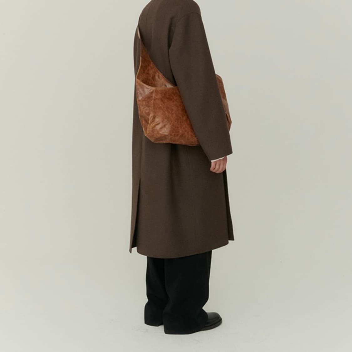 쿠어 하프 문 크로스 레더 토트백 (카멜) 상품이미지9