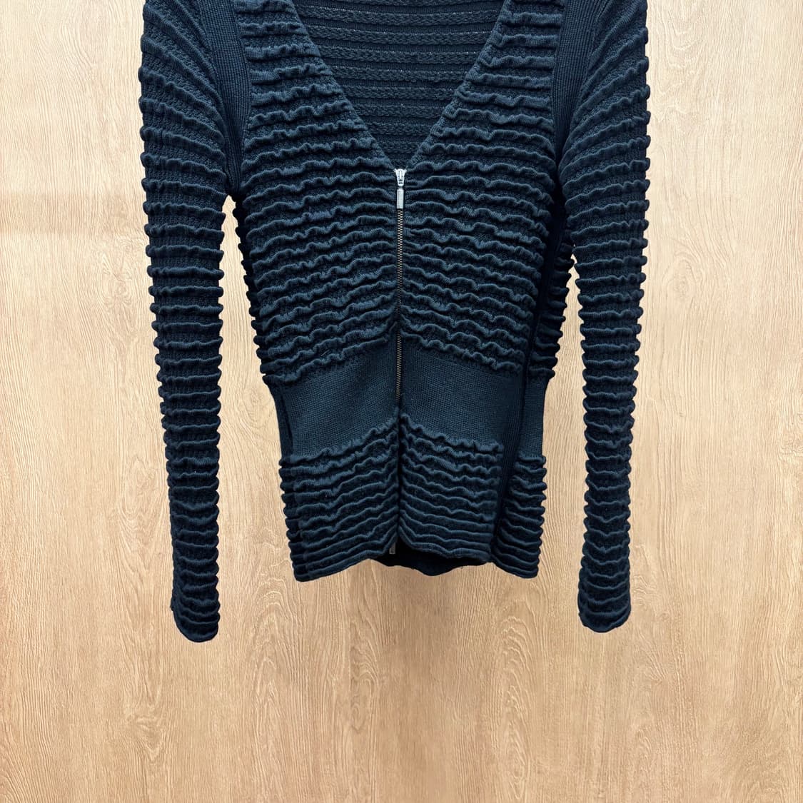 아르마니 꼴레지오니 브이넥 긴팔 집업 니트 웨이브 텍스처 디테일 블랙 상품이미지5