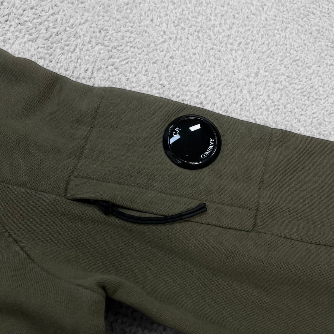 C.P 컴퍼니 렌즈 와펜 크루넥 맨투맨 카키 상품이미지3
