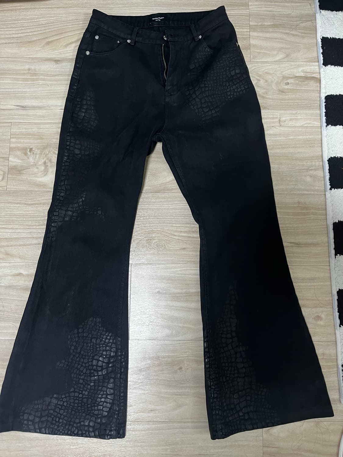 비엑세스 스네이크 프린트 부츠컷 플레어 팬츠 상품이미지4