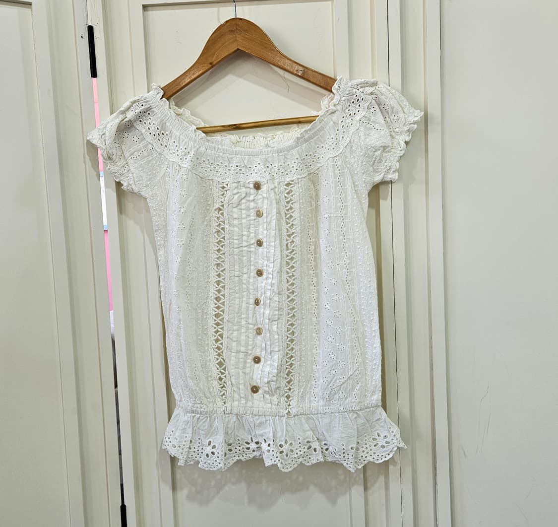 리즈리사(LIZ LISA) 펀칭 레이스 오프숄더 블라우스 상품이미지1