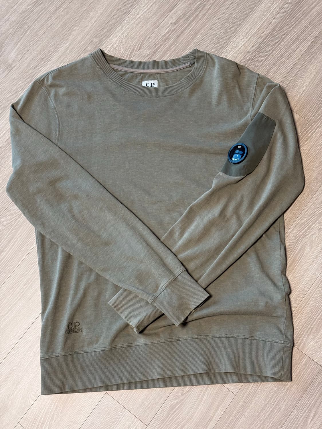 CP컴퍼니 렌즈 맨투맨 상품이미지1