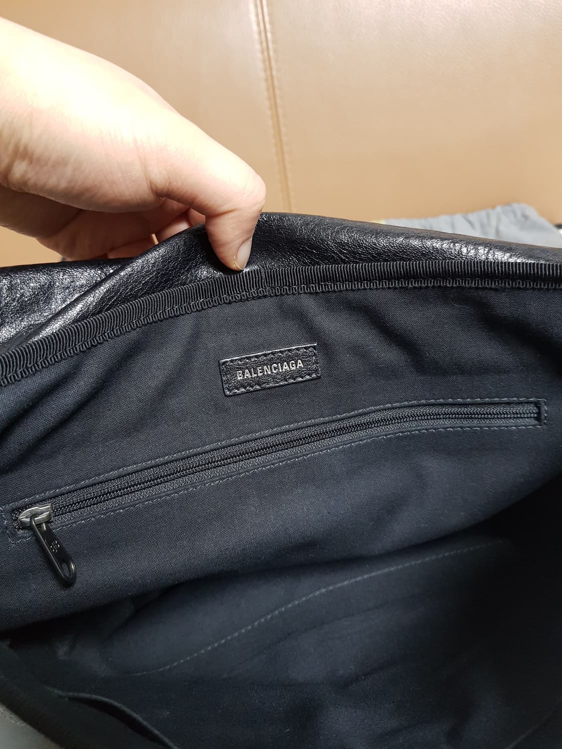 발렌시아가 익스플로러 스몰 메신저백 크로스백 블랙 상품이미지7