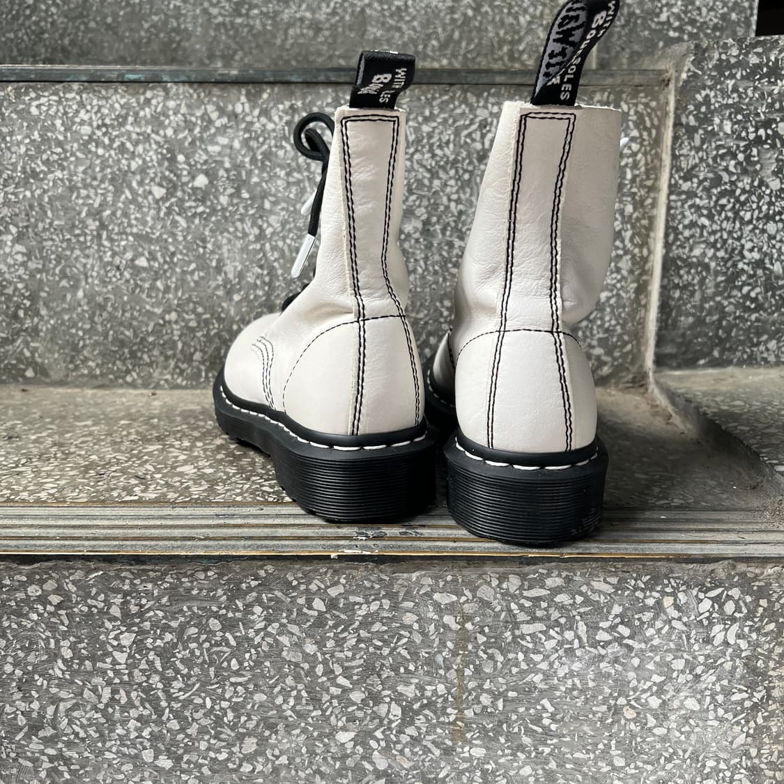 닥터마틴 1460 파스칼 화이트 부츠 상품이미지3