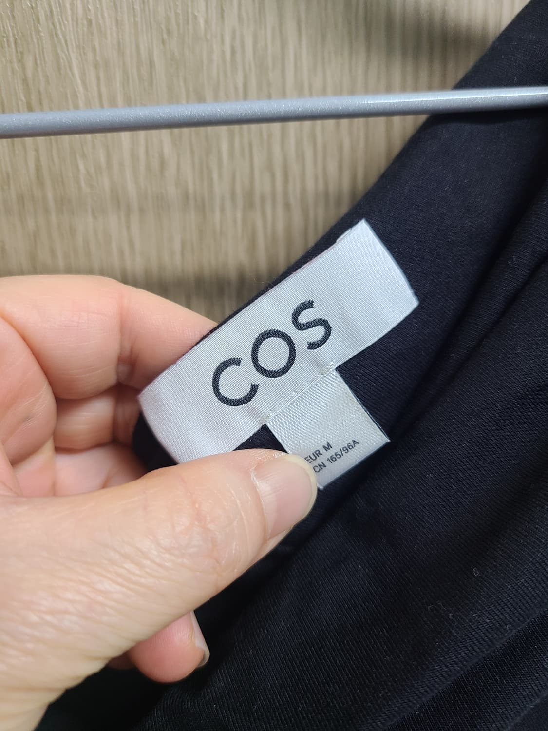 COS 오프숄더 긴팔티 상품이미지5