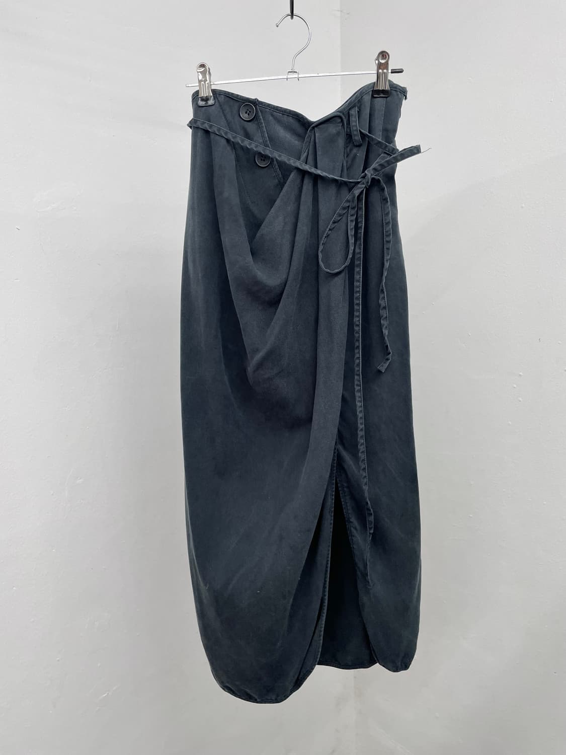 아방가르드 버튼 핀턱 스트랩 롱 스커트 상품이미지1