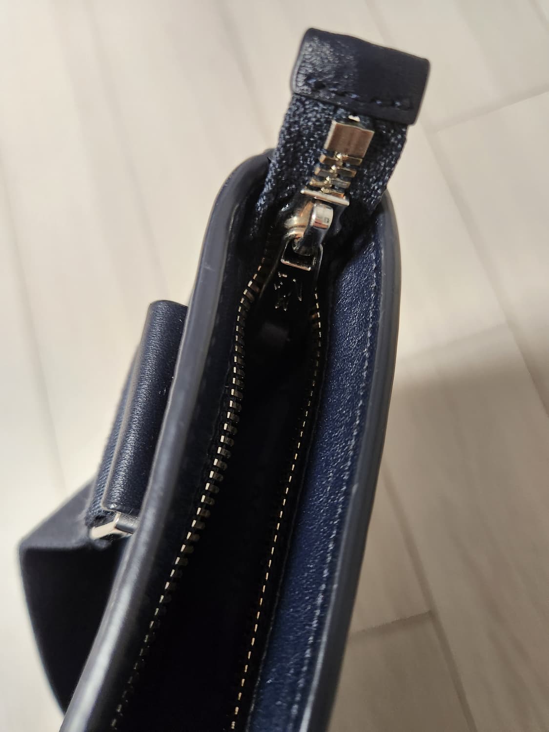 라코스테 네이비 크로스백

생활 스크레치 및 사용감 있어요
오염 하자 없 상품이미지10