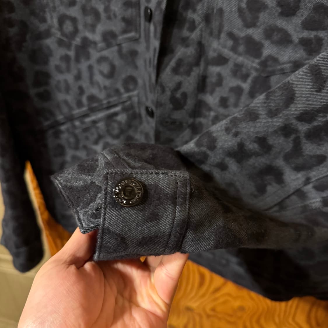 톰포드 레오파드 트러커 자켓 판매 합니다. 상품이미지6
