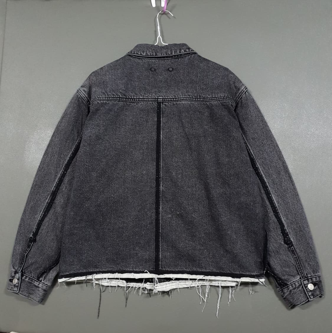 실측 L) 앤더슨벨 인사이드아웃 오버핏 데님 트러커 흑청 자켓 상품이미지2