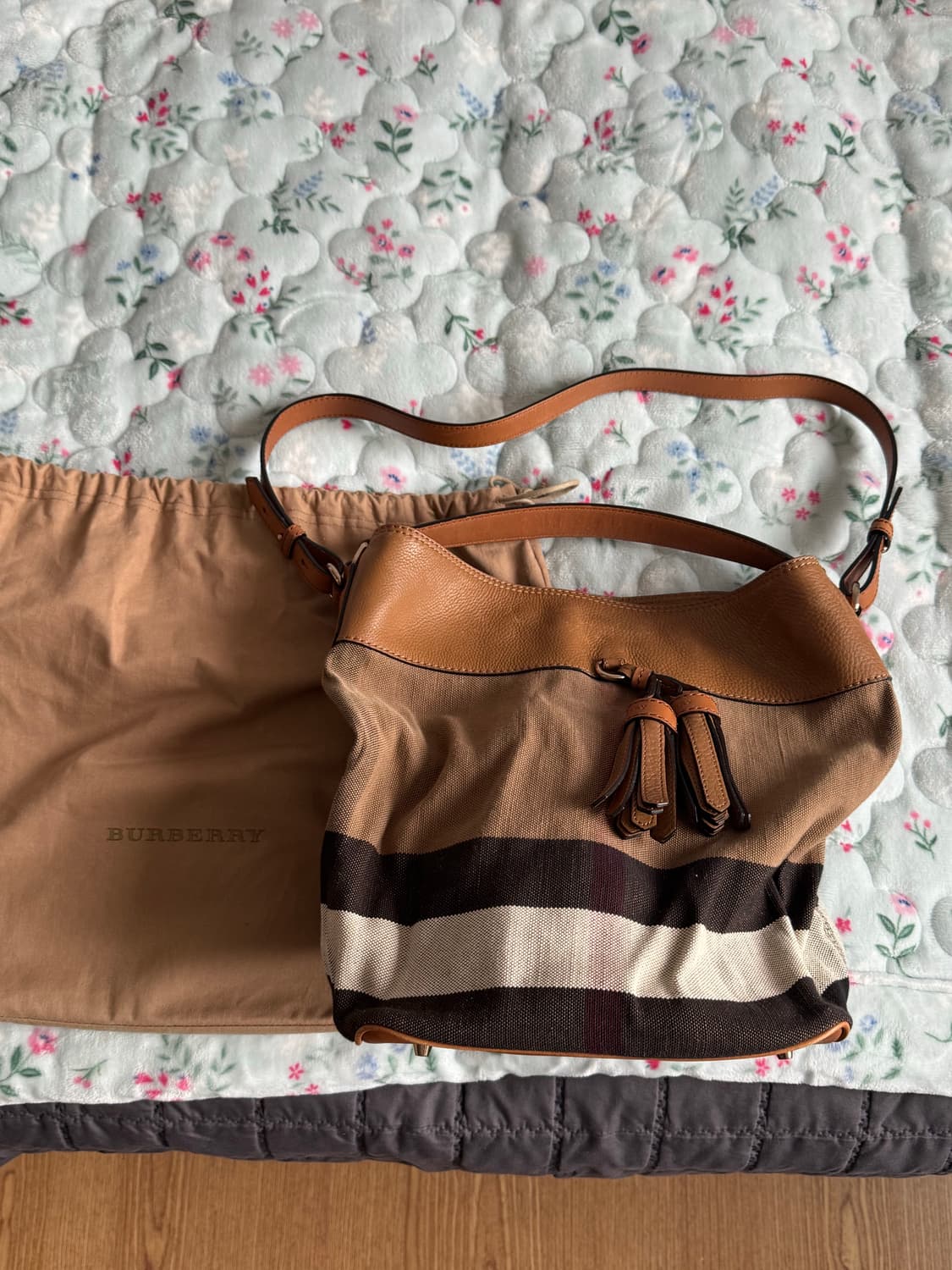 버버리 애쉬비 호보백 미디움 상품이미지1