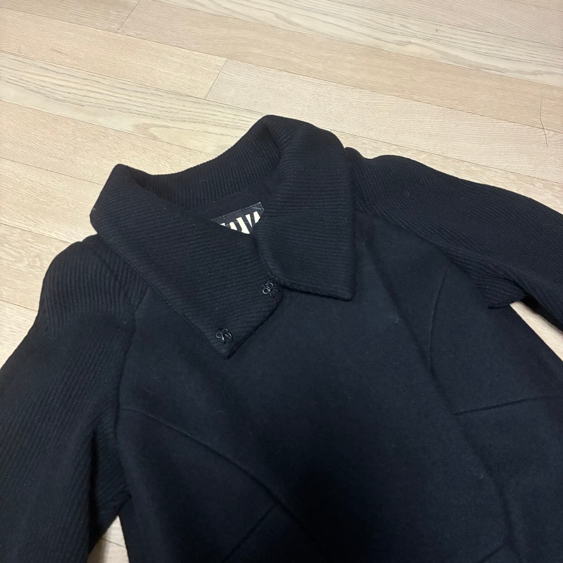 비대칭 절개 하이넥 울 코트 상품이미지4