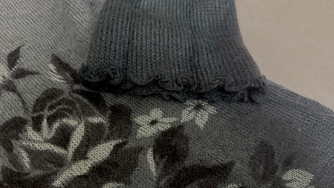 모헤어 꽃 디테일 하이넥 롱 니트 상품이미지3