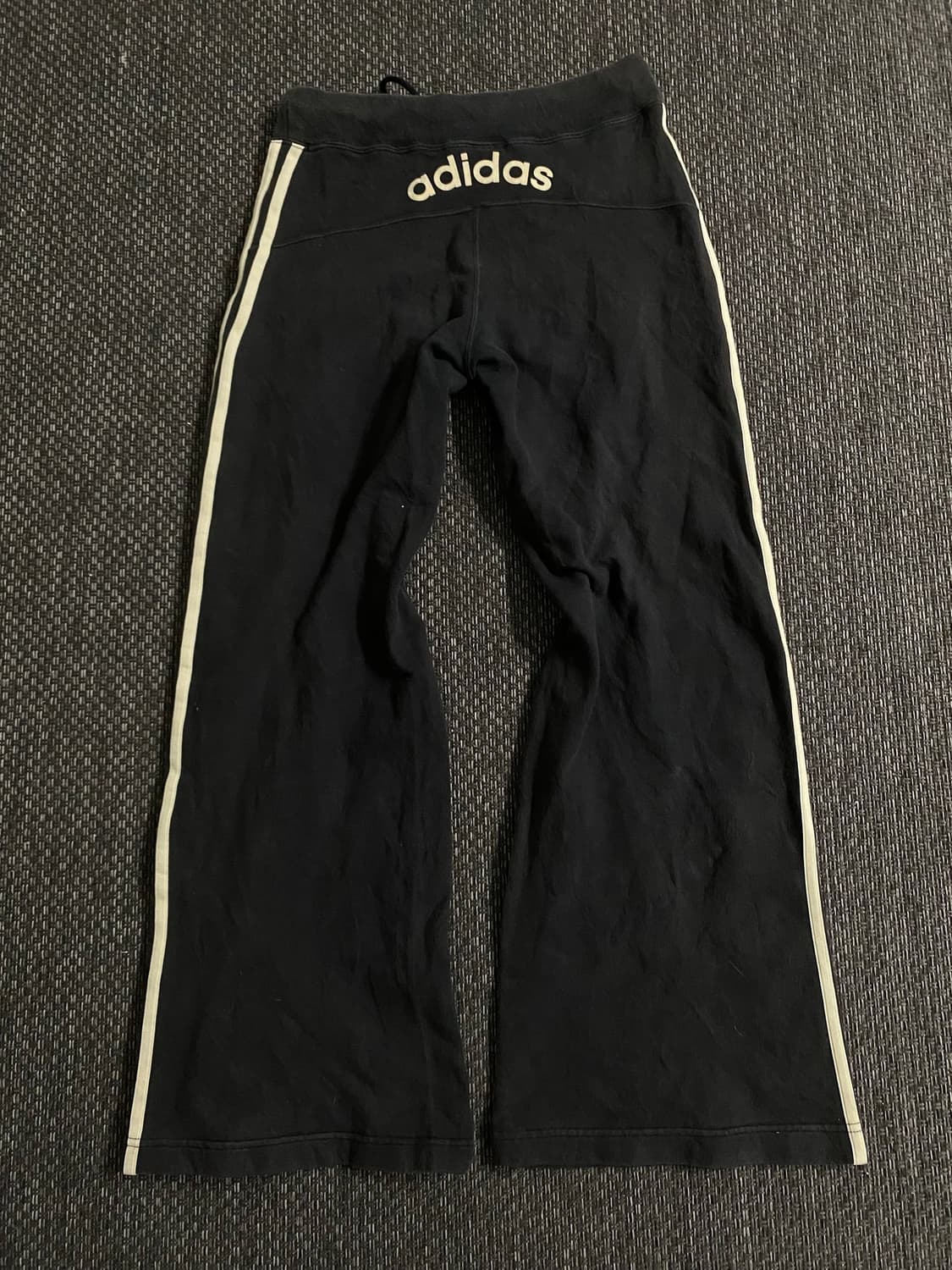 [adidas] Black wide-leg spell-out sweatp 상품이미지4