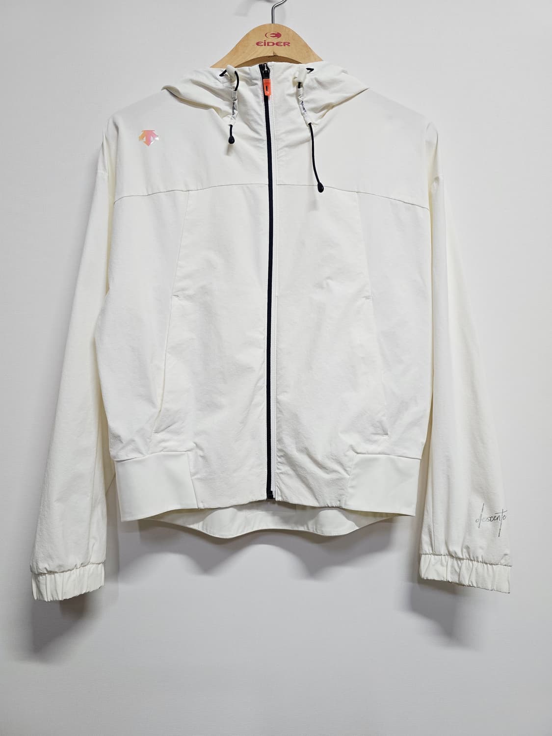 데상트 여성용 화이트 후드 바람막이 상품이미지1