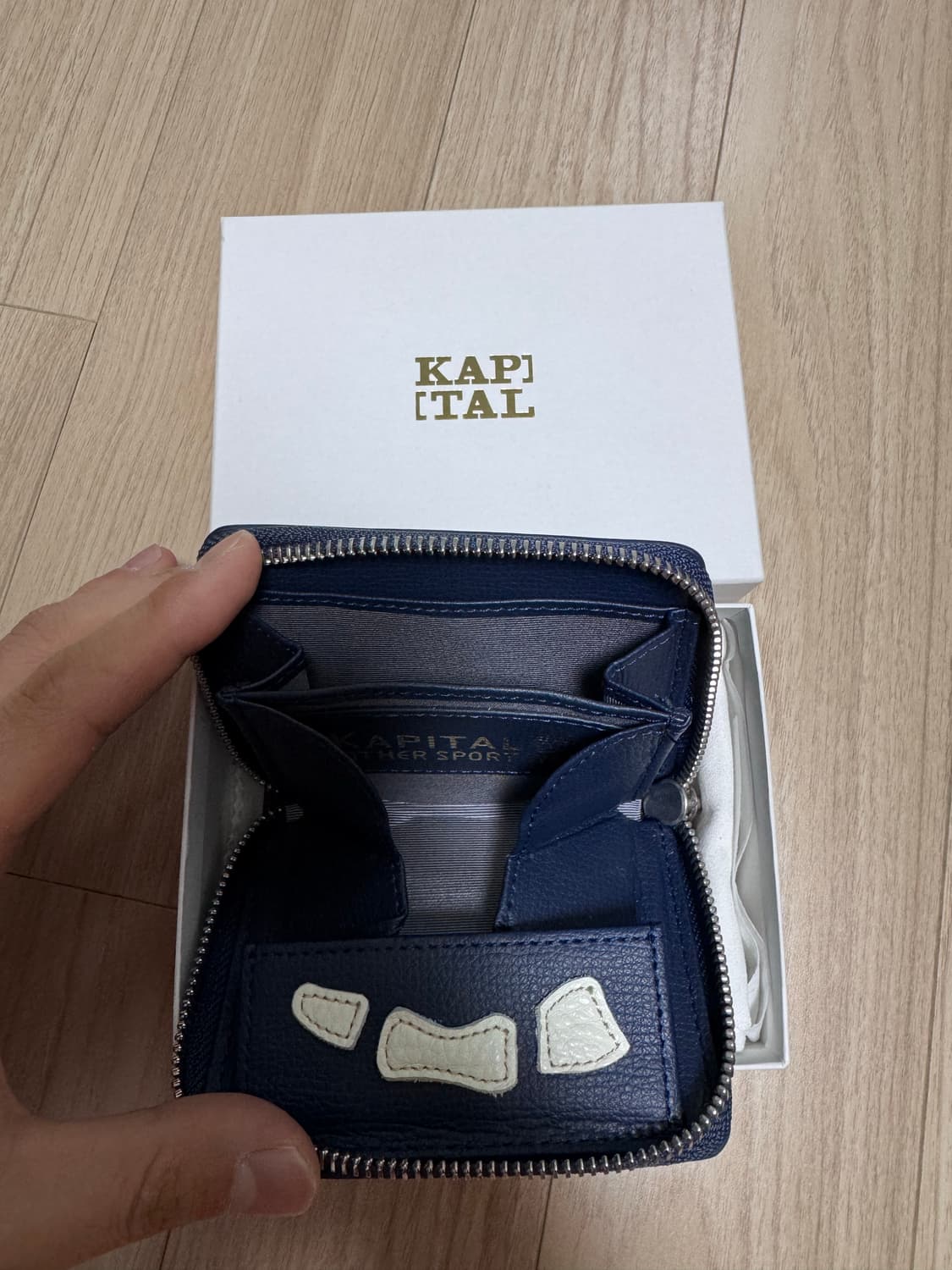 캐피탈 떰즈 업 본 핸드 집 미니월렛 네이비  상품이미지4