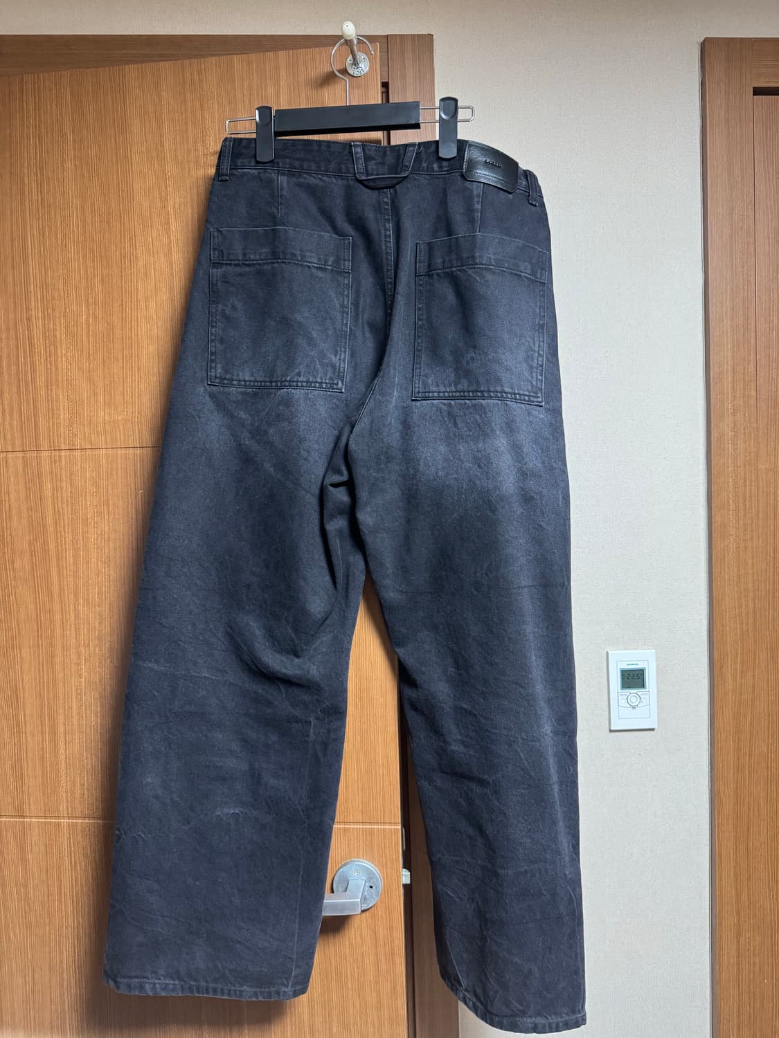 솔리드옴므 24FW 사이드 턱 데님 팬츠 블랙 48 상품이미지3