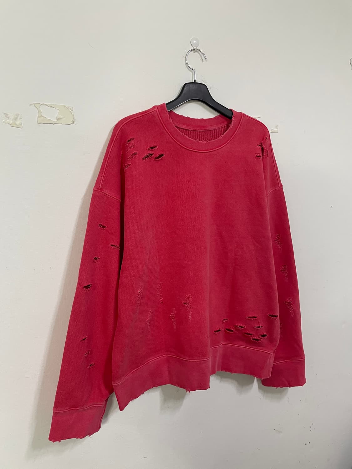 어텐션로우 피그먼트 데미지 맨투맨 상품이미지1