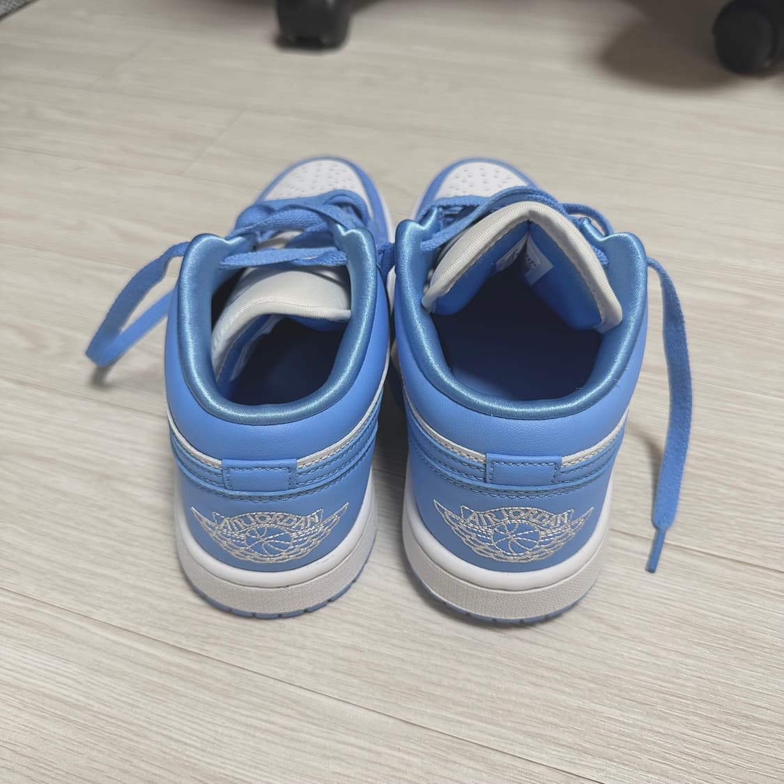 조던 1 로우 UNC 유니버시티 블루 240 상품이미지3