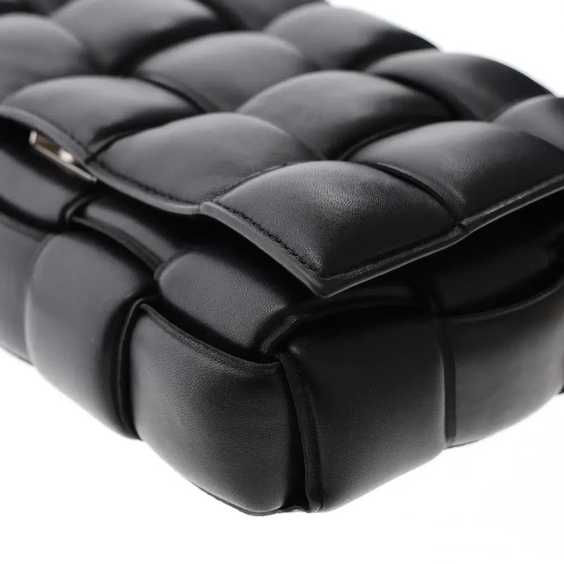 보테가베네타 패티드 카세트백 상품이미지5