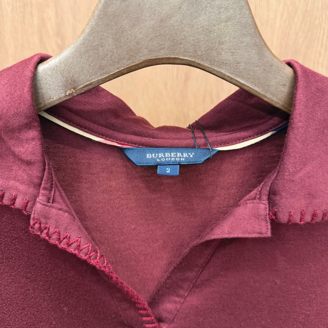 버버리 런던 반팔 티셔츠 오픈 카라 스티치 퍼프 슬리브 디테일 버건디 상품이미지6