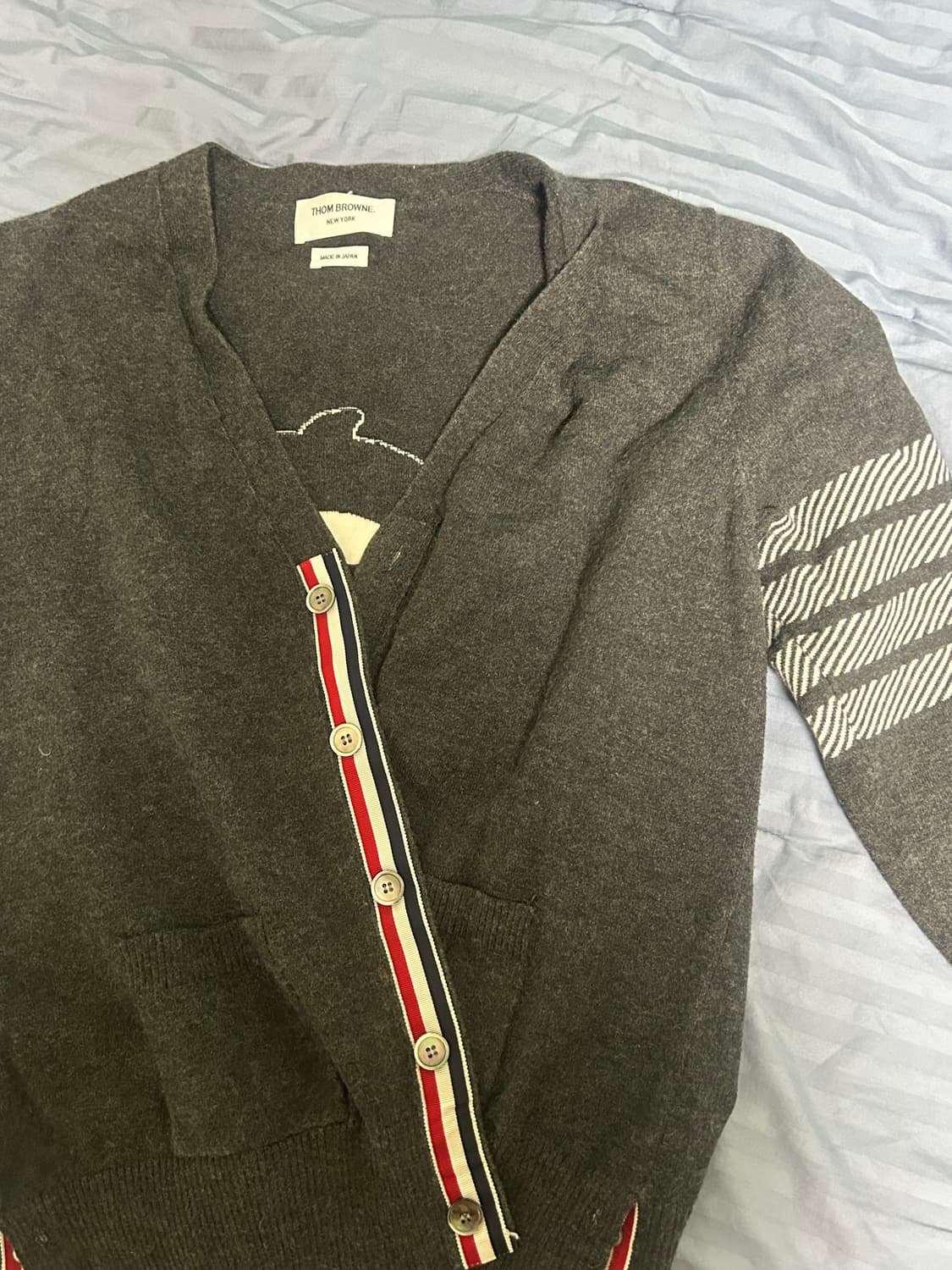 톰브라운 헥터 자수 사선 완장 가디건 상품이미지1