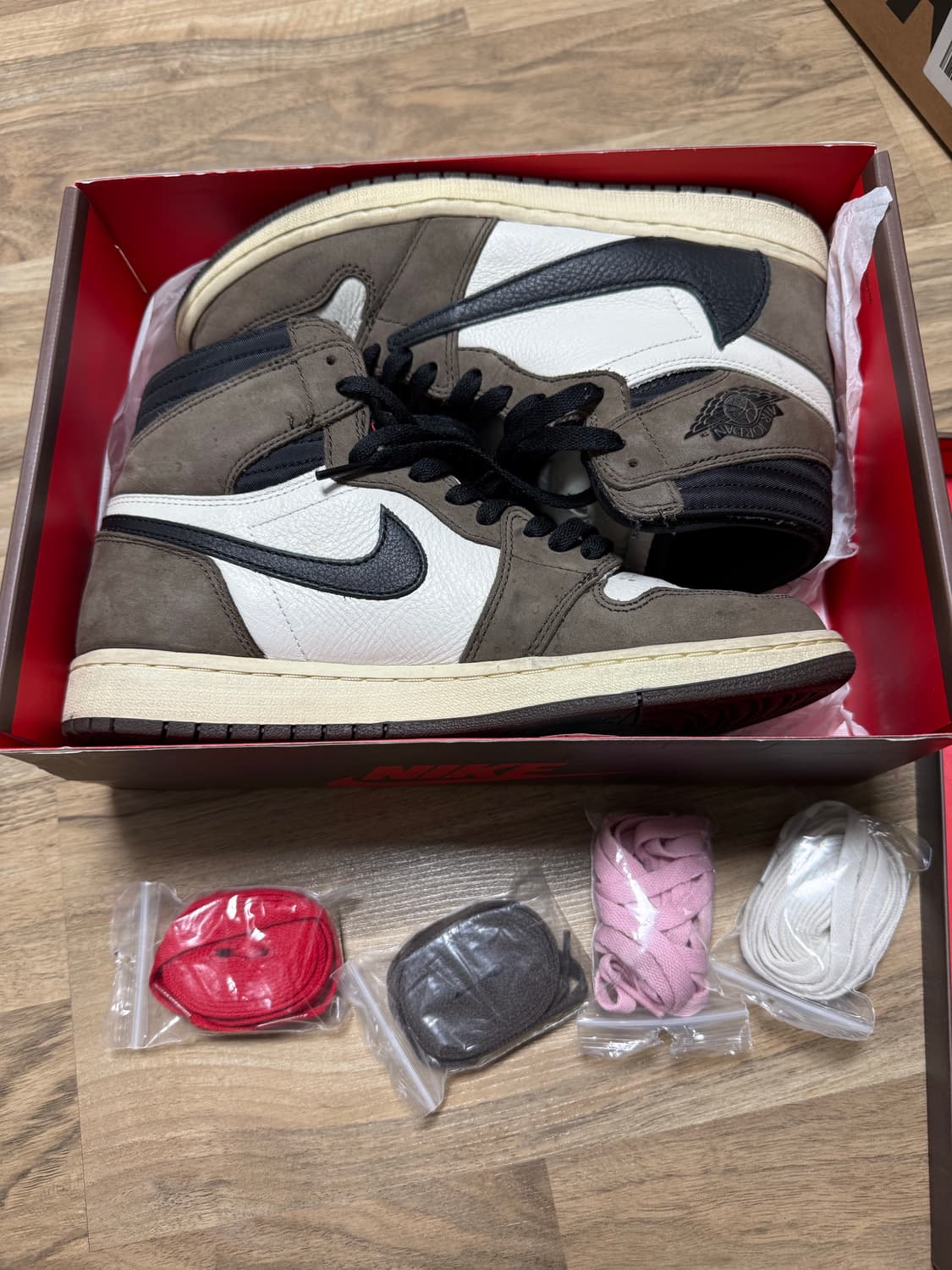 판매)나이키 에어조던1 트래비스 스캇 모카 270 풀구성 상품이미지1