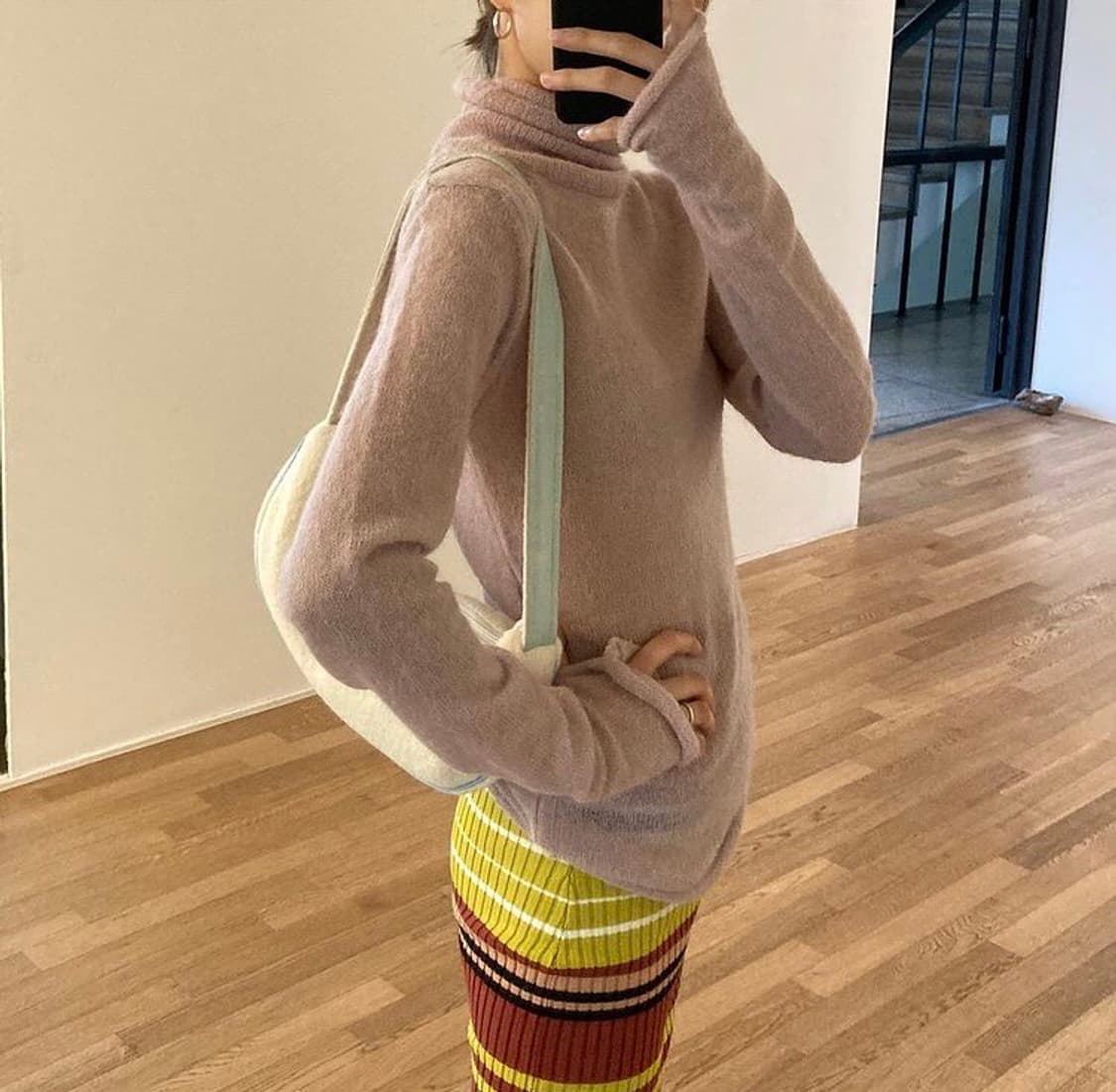 아모멘토 시어 터틀넥 풀오버 라일락 상품이미지3