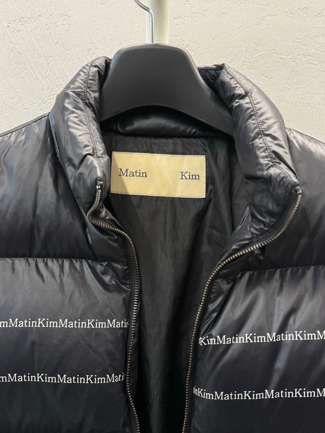 Matin Kim 마뗑킴 블랙 글로시 패딩 S *지퍼고장 상품이미지3