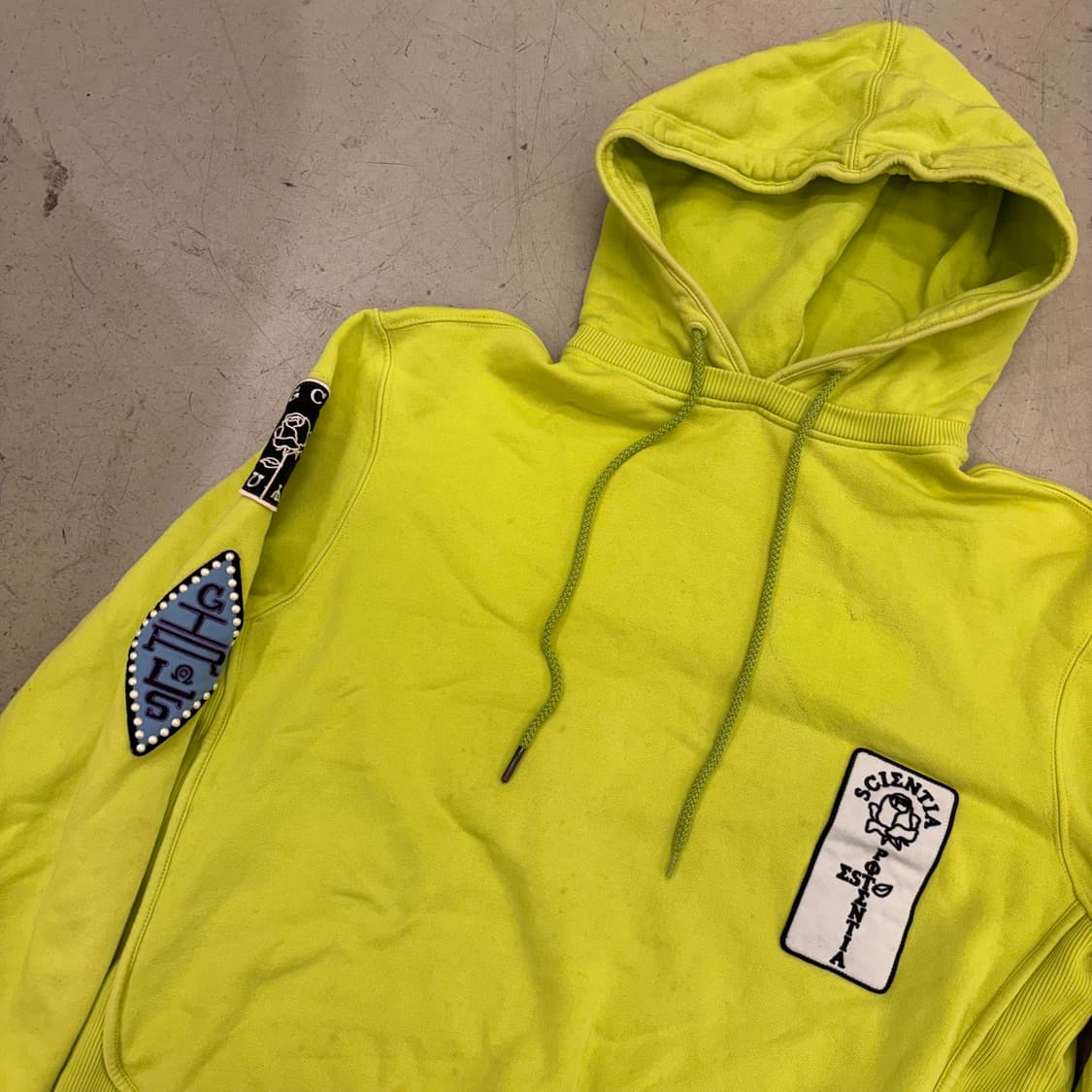 오프닝세레모니 네온 패치 후드티 상품이미지2