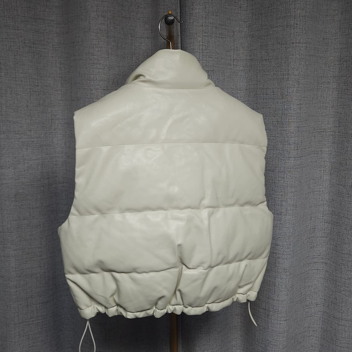 XS ) 에잇세컨즈 여성 오버핏 합성가죽 패딩 베스트 아이보리 상품이미지5