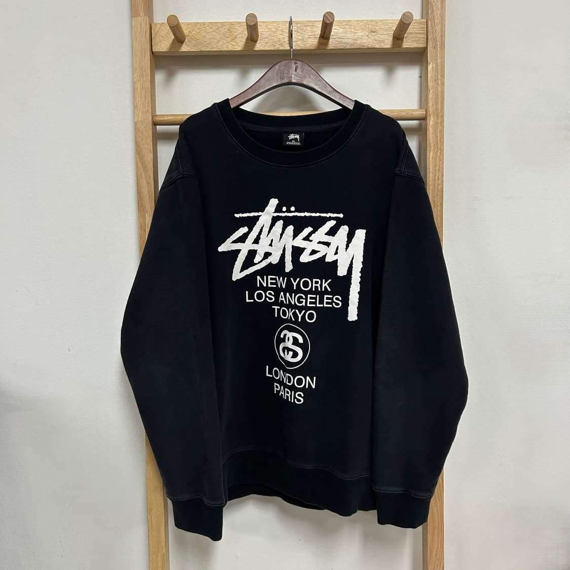 스투시 월드투어 빅로고 크루넥 맨투맨 블랙 상품이미지2