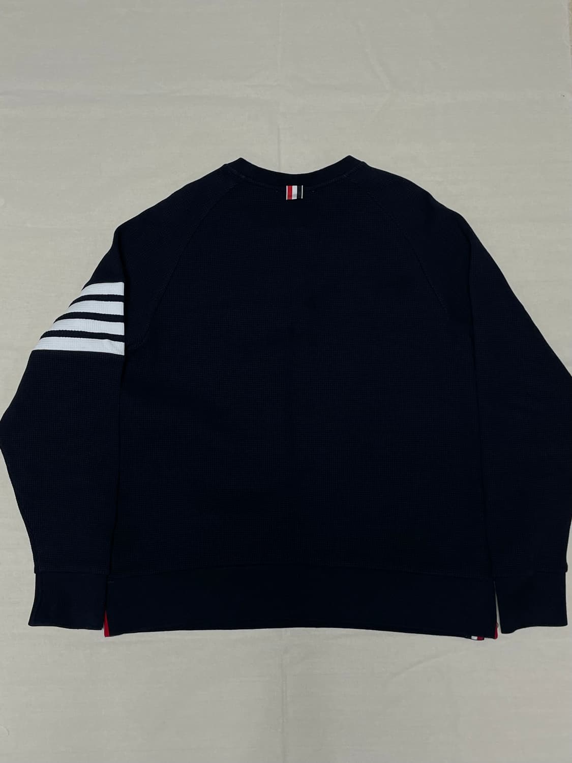 새상품급) 톰브라운 사선완장 래글런 와플 니트 맨투맨 [4] 상품이미지6