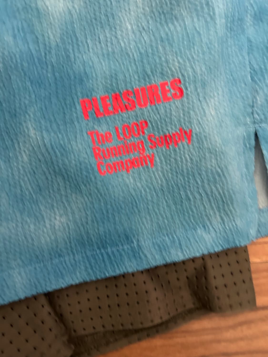 온러닝 PLEASURES 콜라보 쇼츠 S 상품이미지4