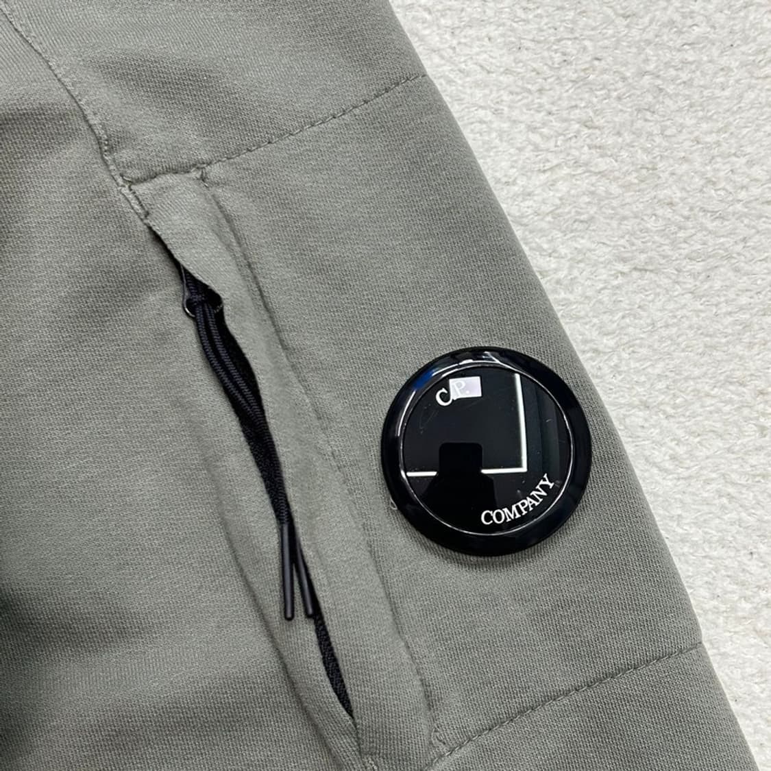 CP 컴퍼니 라이트 플리스 크루넥 렌즈 스웻셔츠 카키 L 상품이미지3